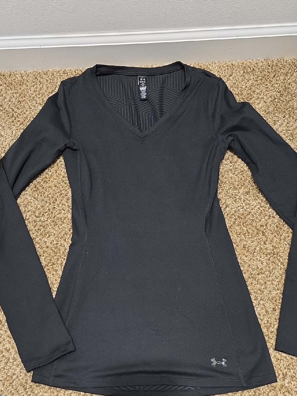 Under Armour Women’s Black V-Neck Long Sleeve Cold Gear Performance Top